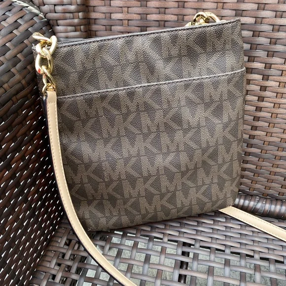 Michael Kors Crossbody bag. - Picture 2 of 11